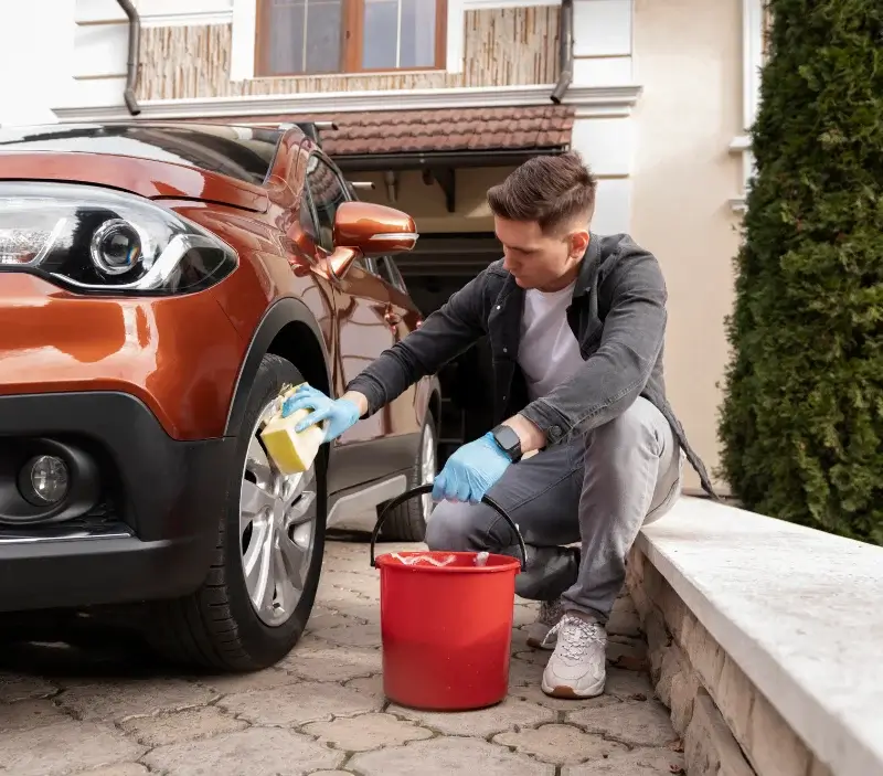 Lavage auto à domicile Sainte-Hélène-sur-Isère : professionnel intervenant sur un véhicule
